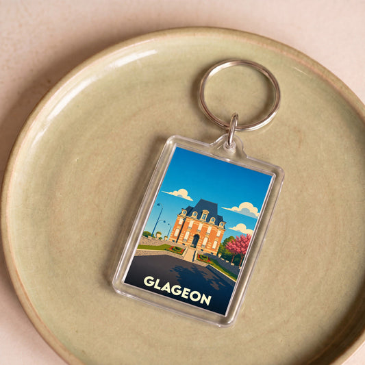 Porte-clés souvenir de la ville de Glageon avec une illustration stylisée de sa mairie.