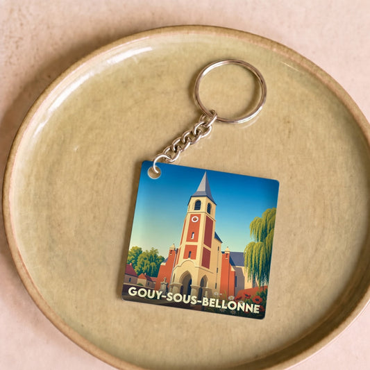 Porte-clés souvenir de la ville de Gouy-sous-Bellonne avec une illustration stylisée de son église.