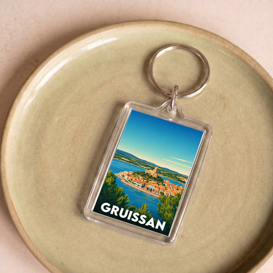 Porte-clés souvenir de la ville de Gruissan avec une illustration stylisée.
