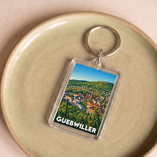 Porte-clés souvenir de la ville de Guebwiller avec une illustration paysagère colorée.