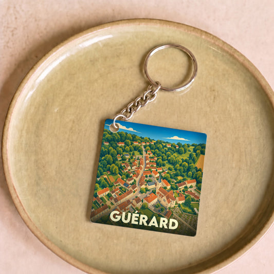 Porte-clés souvenir de la ville de Guérard avec une illustration stylisée vue du ciel.