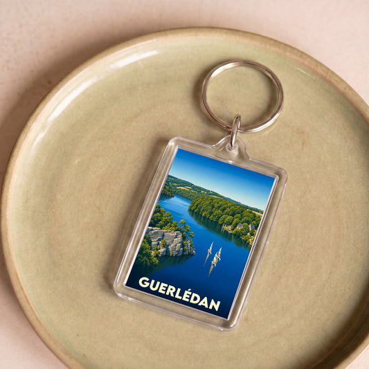 Porte-clés souvenir de Guerlédan illustrant son lac et ses paysages boisés.