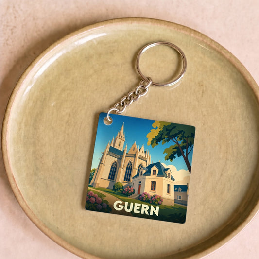 Porte-clés souvenir de la ville de Guern avec une illustration stylisée de son église.