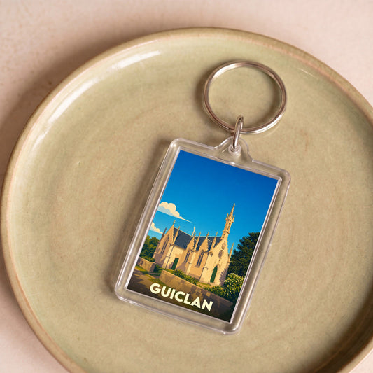 Porte-clés souvenir de la ville de Guiclan avec une illustration stylisée de son église.