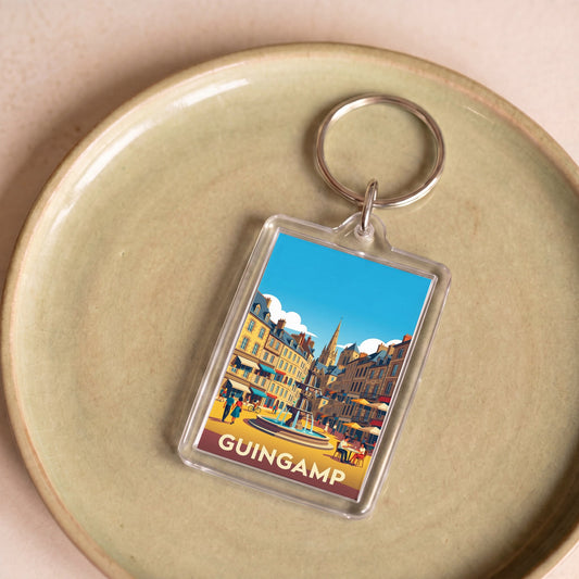 Porte-clés souvenir de la ville de Guingamp avec une illustration stylisée.