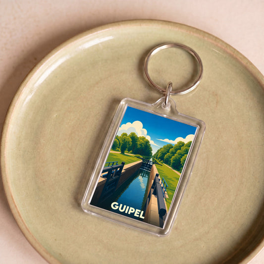 Porte-clés souvenir de la ville de Guipel avec une illustration stylisée d'une écluse sur le canal.