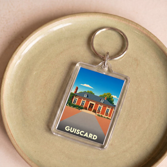 Porte-clés souvenir de la ville de Guiscard avec une illustration stylisée.