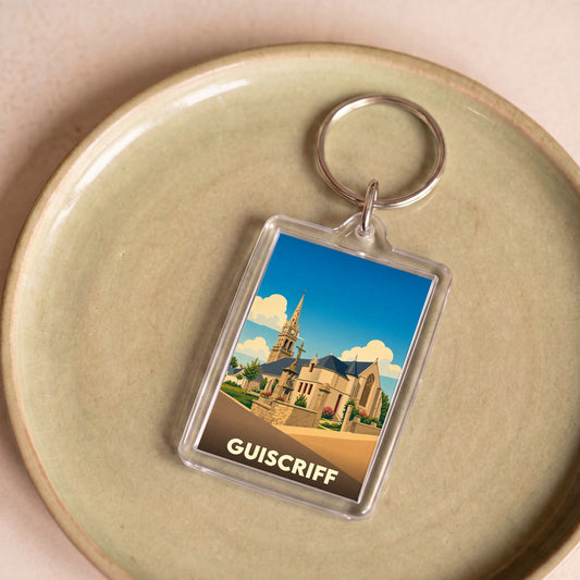 Porte-clés souvenir de la ville de Guiscriff avec une illustration stylisée de son église.