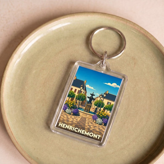 Porte-clés souvenir de la ville de Henrichemont avec une illustration stylisée de sa place centrale.