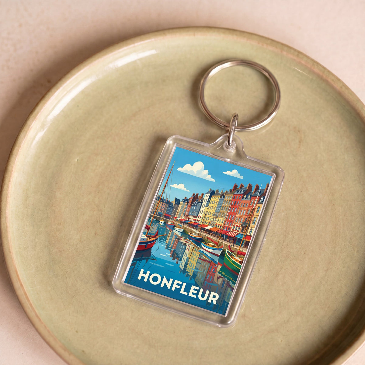 Porte-clés souvenir de la ville de Honfleur avec une illustration stylisée et colorée de son port.