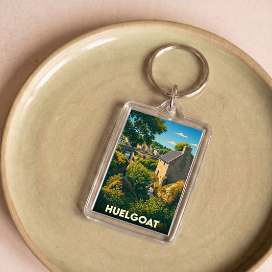 Porte-clés souvenir de la ville de Huelgoat avec une illustration stylisée d'un paysage breton.