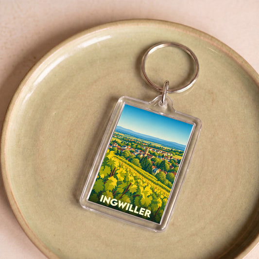 Porte-clés souvenir de la ville de Ingwiller avec une illustration stylisée de vignobles.