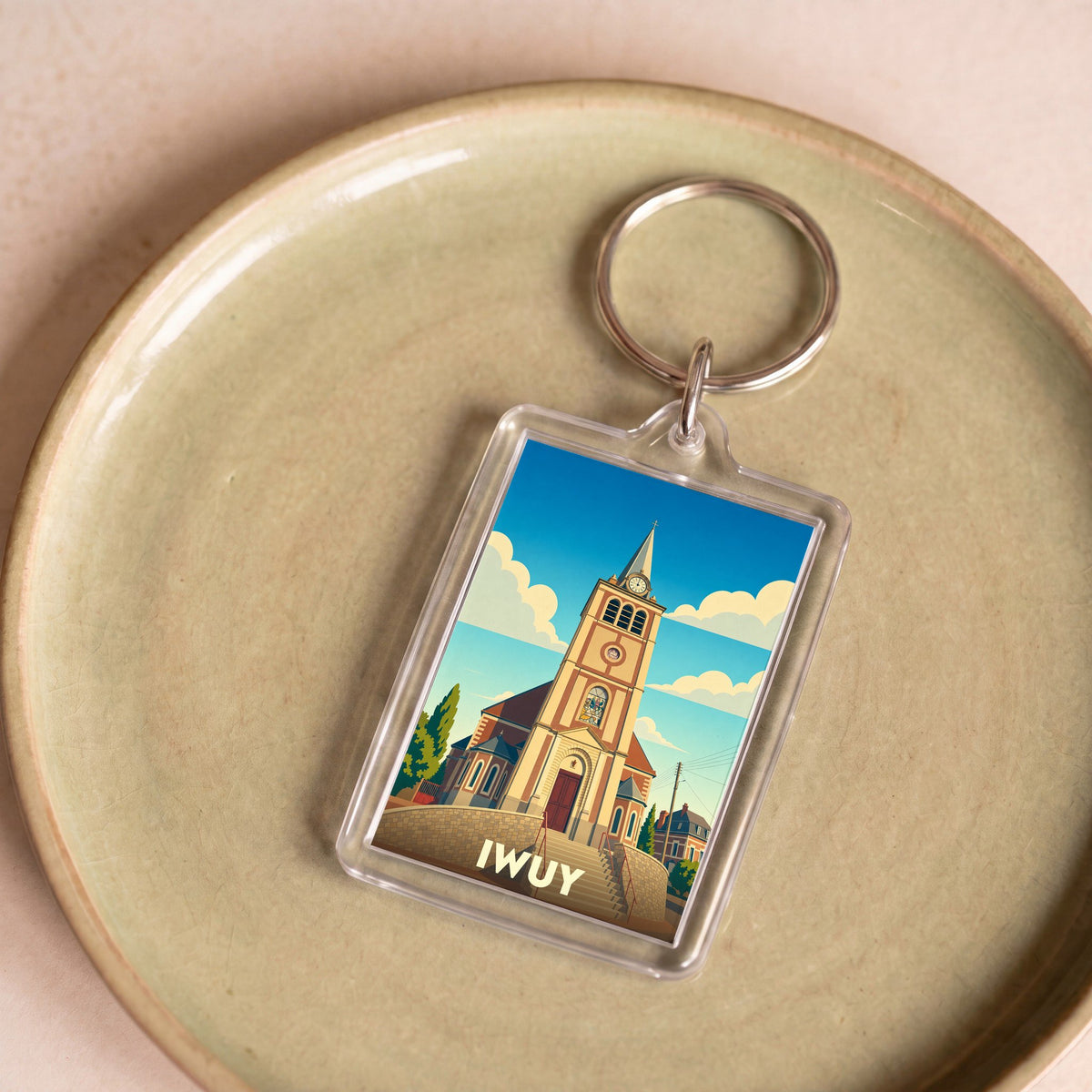 Porte-clés souvenir de la ville d'Iwuy avec une illustration stylisée de son église.