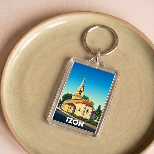 Porte-clés souvenir de la ville d'Izon avec une illustration stylisée de son église.