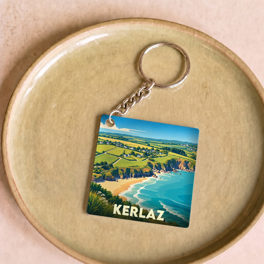 Porte-clés souvenir de la ville de Kerlaz avec une illustration stylisée de son paysage côtier.