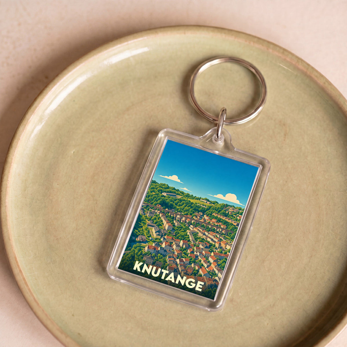 Porte-clés souvenir de la ville de Knutange avec une illustration stylisée.