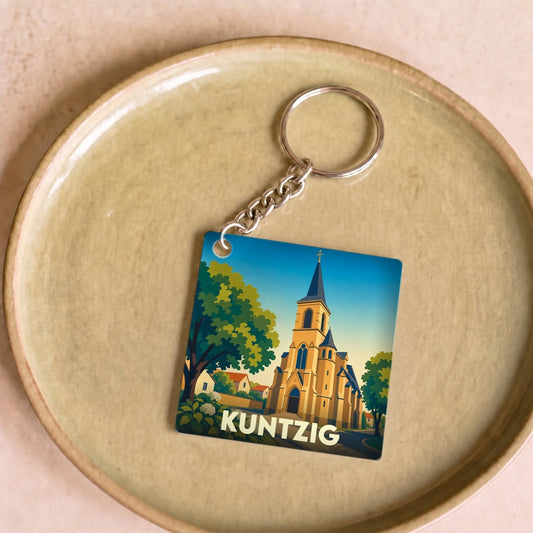 Porte-clés souvenir de la ville de Kuntzig avec une illustration stylisée de son église.