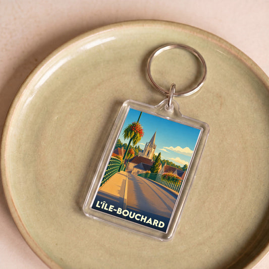 Porte-clés souvenir de la ville de L'Île-Bouchard avec une illustration colorée et stylisée d'un pont menant à l'église.