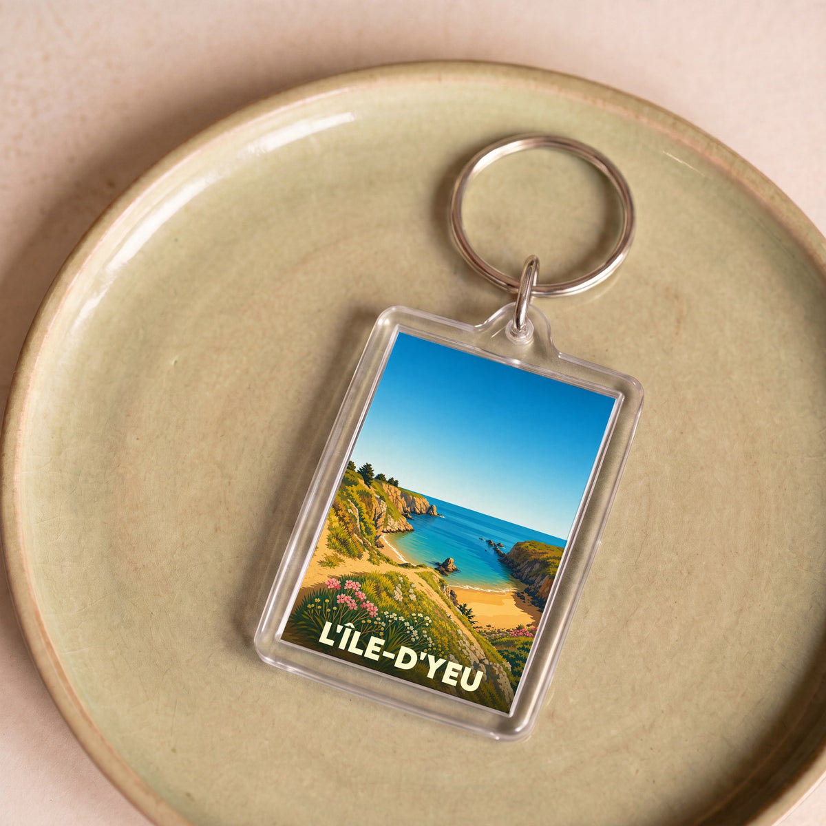Porte-clés souvenir de L'Île-d'Yeu avec une illustration stylisée d'une crique sauvage.