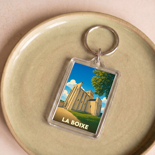 Porte-clés souvenir de la ville de La Boixe avec une illustration stylisée de son église.