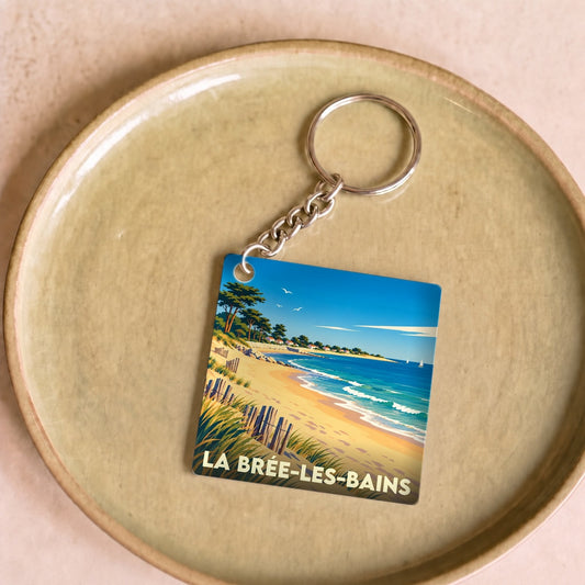 Porte-clés souvenir de la ville de La Brée-les-Bains avec une illustration stylisée de sa plage.