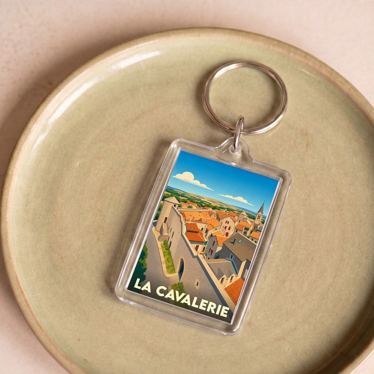 Porte-clés souvenir de la ville de La Cavalerie avec une illustration stylisée.
