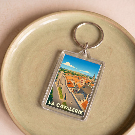 Porte-clés souvenir de la ville de La Cavalerie avec une illustration stylisée.