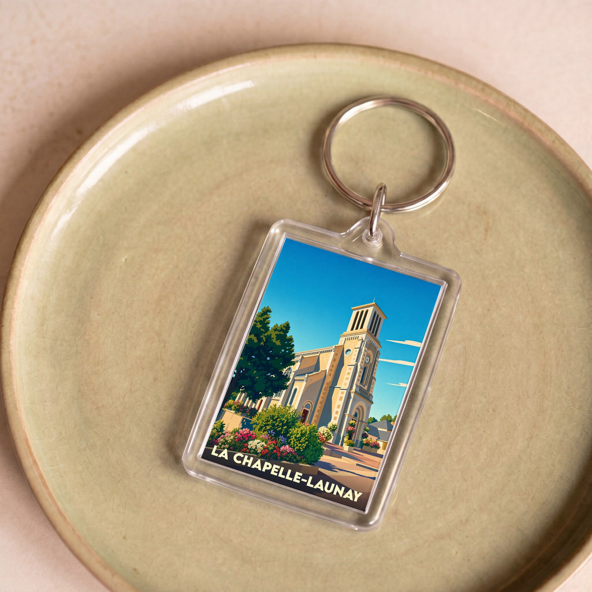 Porte-clés souvenir de la ville de La Chapelle-Launay avec une illustration stylisée de son église.