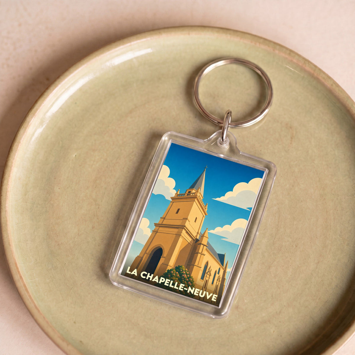 Porte-clés souvenir de la ville de La Chapelle-Neuve avec une illustration stylisée de son église.
