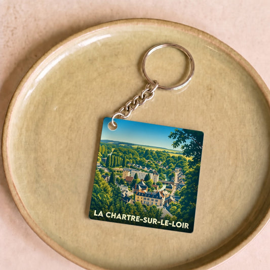 Porte-clés souvenir de la ville de La Chartre-sur-le-Loir avec une illustration stylisée.