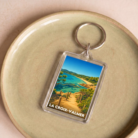Porte-clés souvenir de la ville de La Croix-Valmer avec une illustration stylisée d'un paysage côtier.