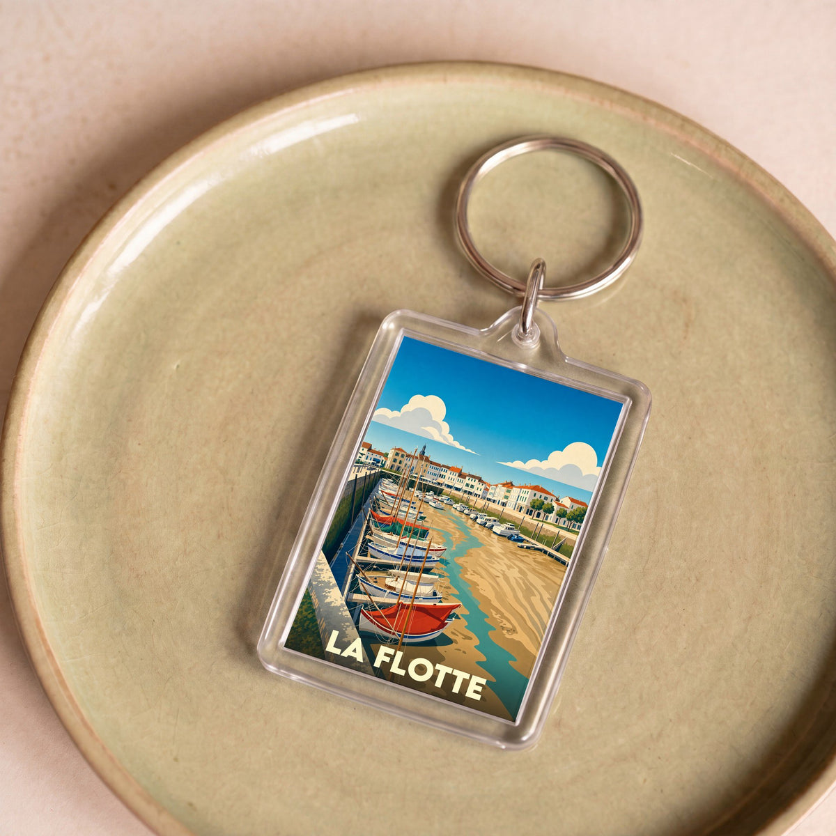Porte-clés souvenir de la ville de La Flotte avec une illustration stylisée de son port.