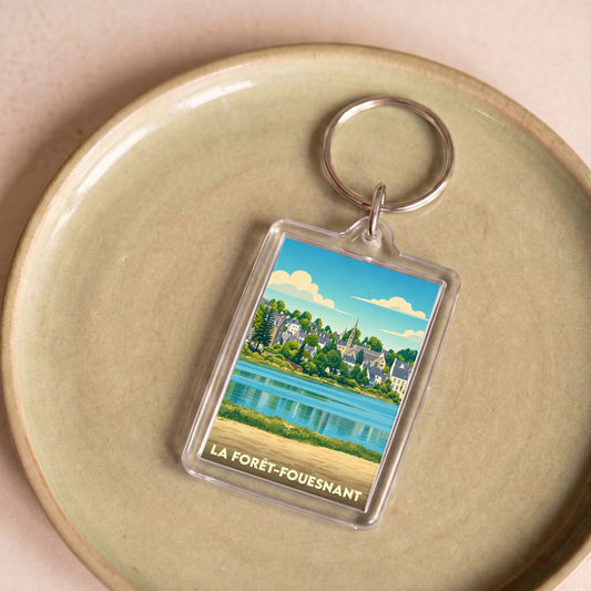 Porte-clés souvenir de la ville de La Forêt-Fouesnant avec une illustration stylisée.