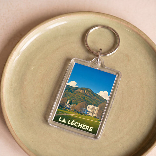 Porte-clés souvenir de la ville de La Léchère avec une illustration stylisée.