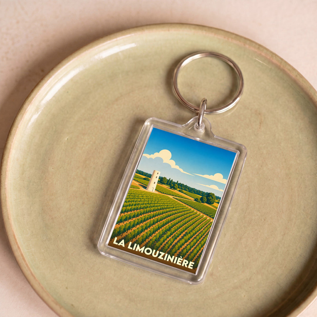 Porte-clés souvenir de la ville de La Limouzinière avec une illustration stylisée de vignobles.