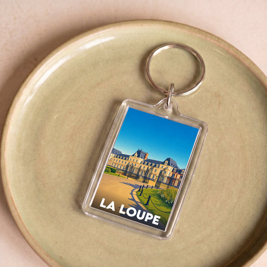 Porte-clés souvenir de la ville de La Loupe avec une illustration stylisée.