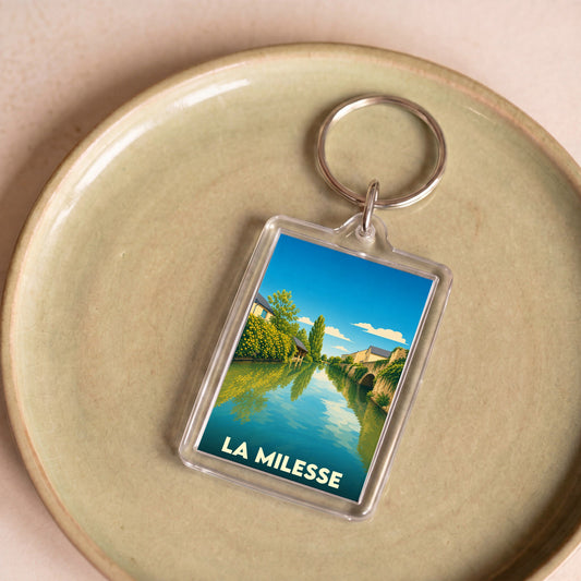Porte-clés souvenir de la ville de La Milesse avec une illustration stylisée d'un paysage fluvial.