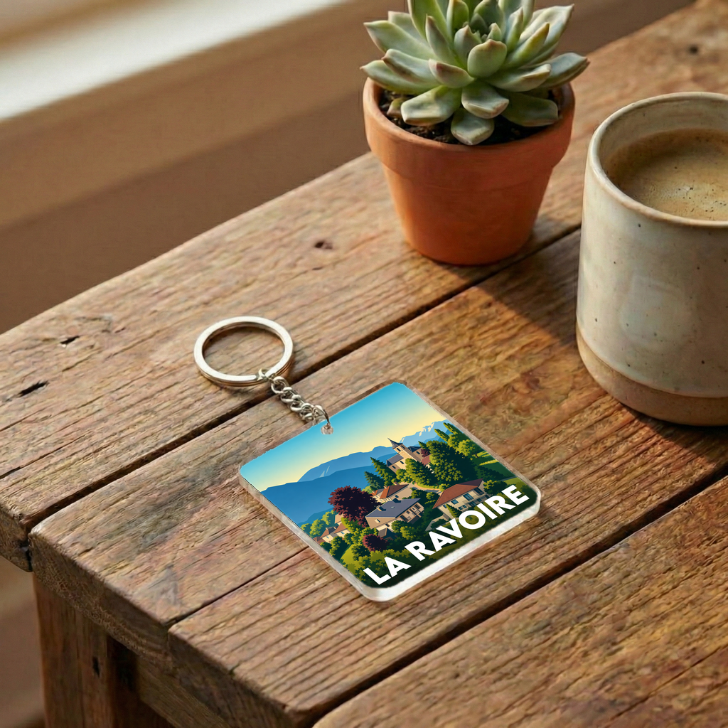Porte-clés souvenir de la ville de La Ravoire avec une illustration stylisée de son paysage.