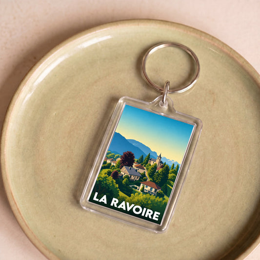 Porte-clés souvenir de la ville de La Ravoire avec une illustration stylisée de son paysage.