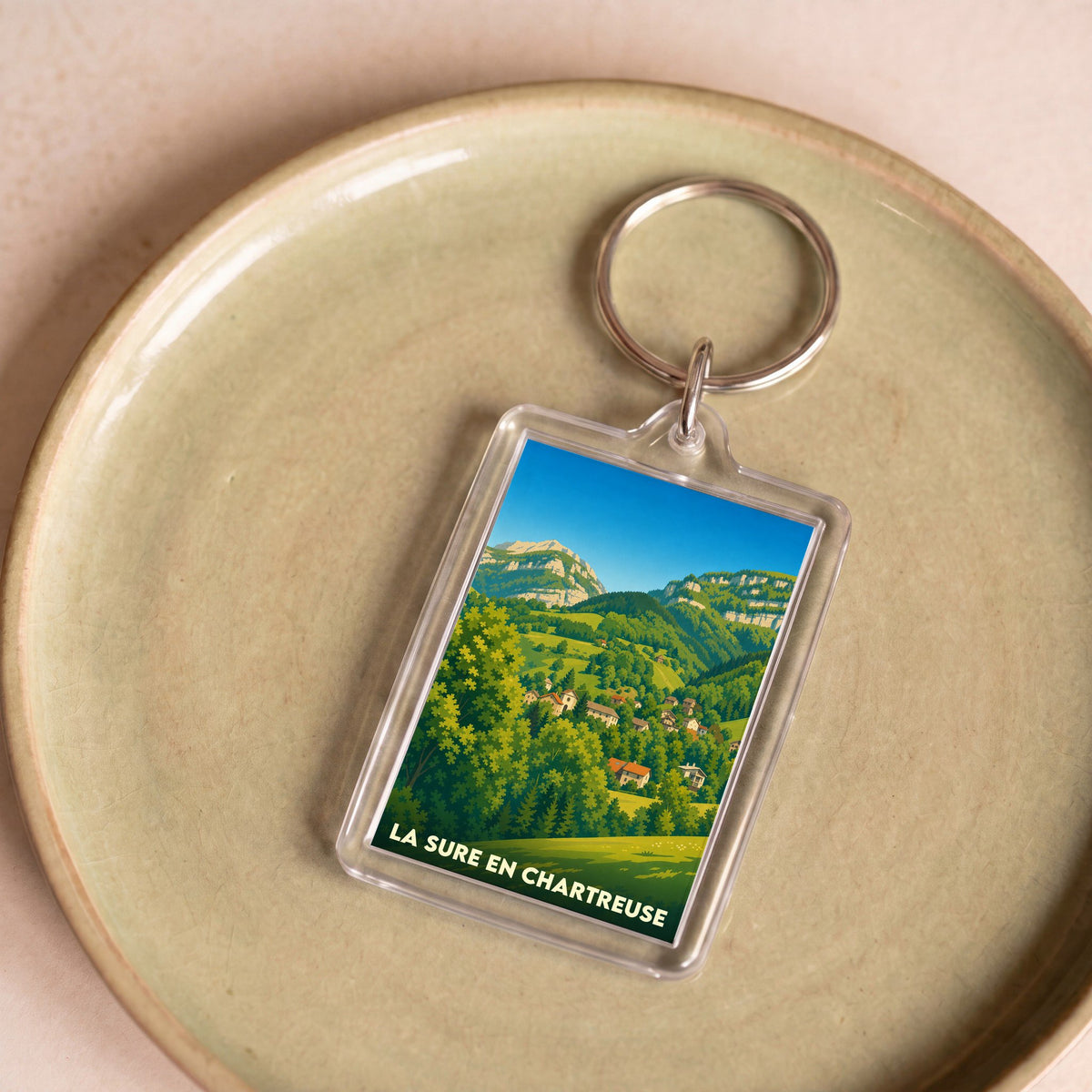 Porte-clés souvenir de La Sure en Chartreuse avec une illustration stylisée de ses paysages montagneux.