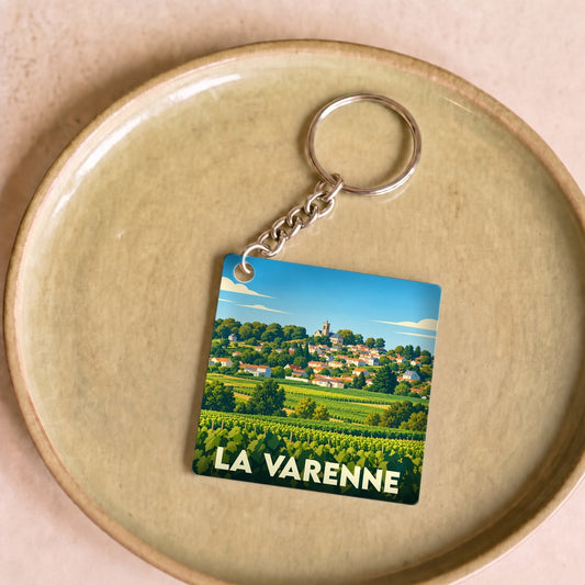 Porte-clés souvenir de la ville de La Varenne avec une illustration stylisée de ses vignobles et de son village.
