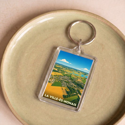 Porte-clés souvenir de la commune de La Ville-ès-Nonais avec une illustration aérienne stylisée.