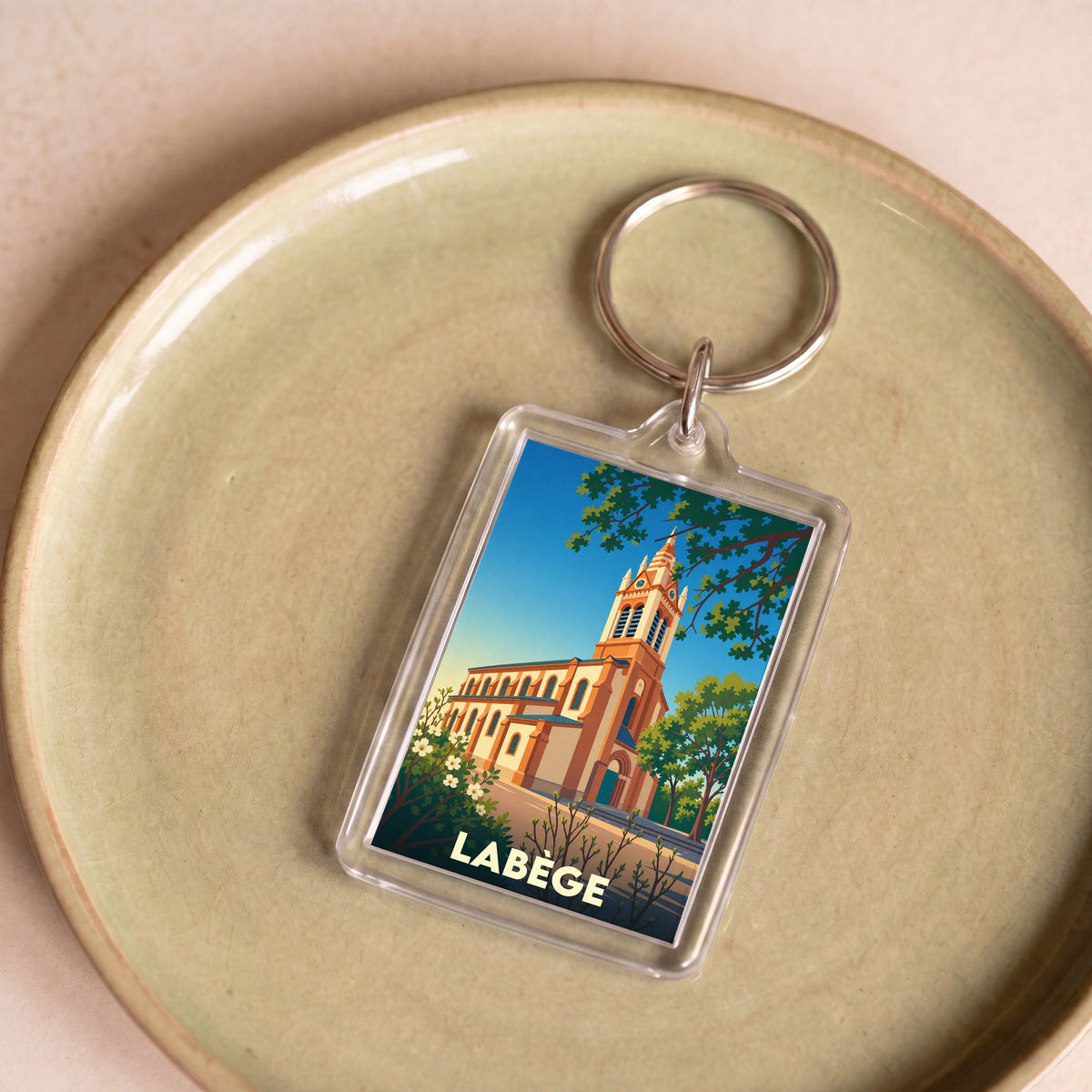 Porte-clés souvenir de la ville de Labège avec une illustration stylisée de son église.