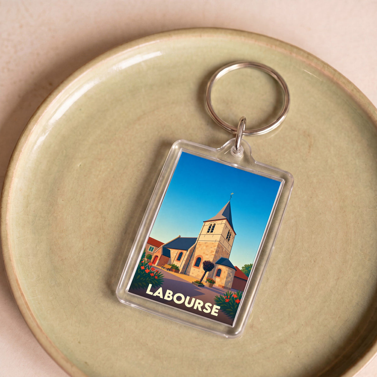Porte-clés souvenir de la ville de Labourse avec une illustration stylisée de son église.