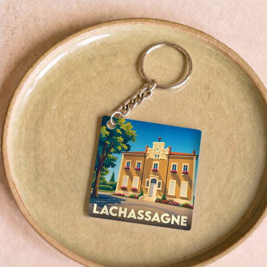 Porte-clés souvenir de la ville de Lachassagne avec une illustration stylisée de sa mairie.