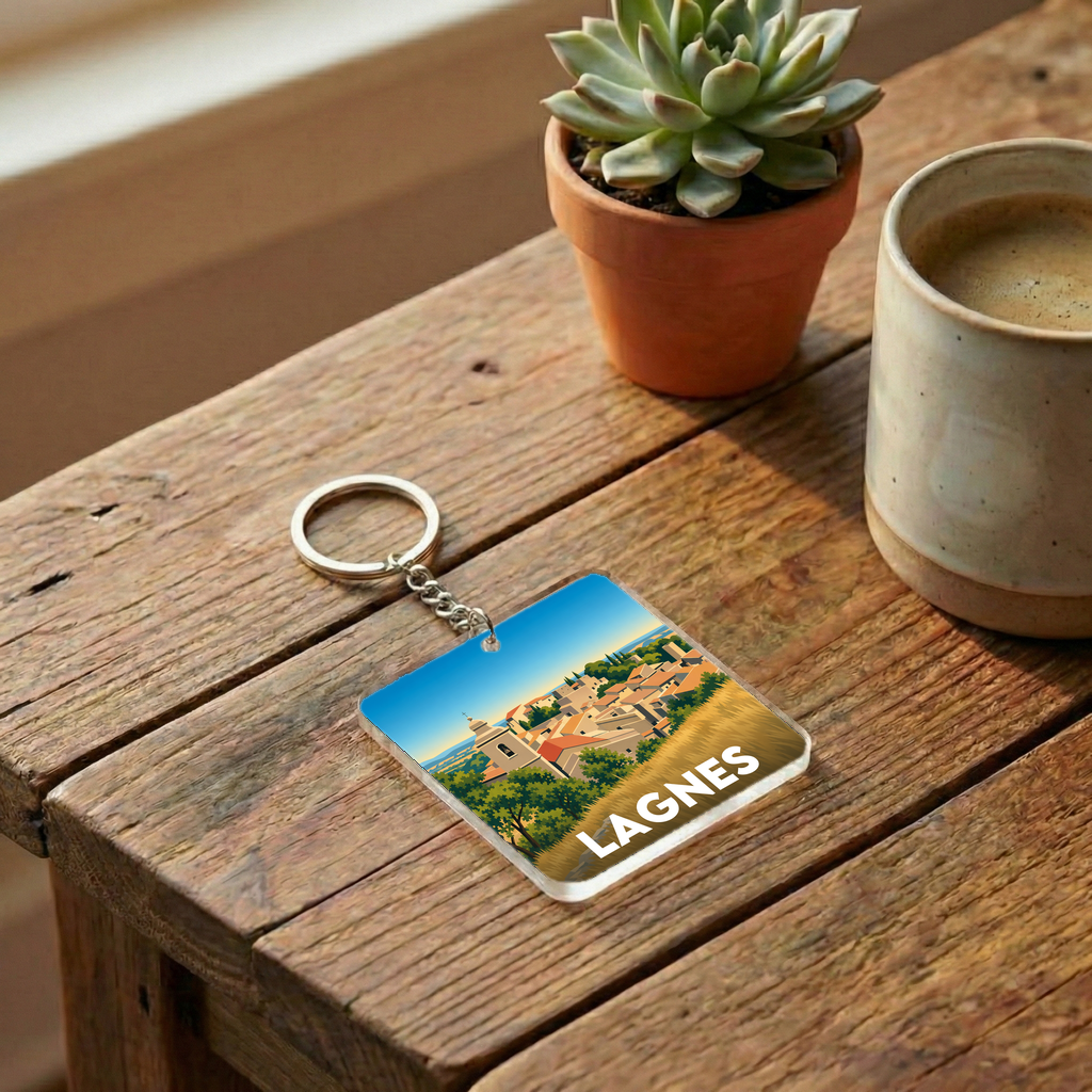 Porte-clés souvenir de la ville de Lagnes avec une illustration stylisée du village.