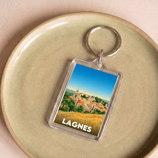 Porte-clés souvenir de la ville de Lagnes avec une illustration stylisée du village.