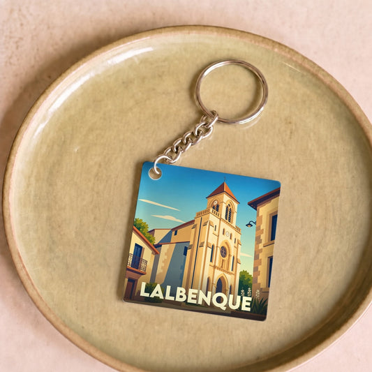 Porte-clés souvenir de la ville de Lalbenque avec une illustration stylisée de son église.