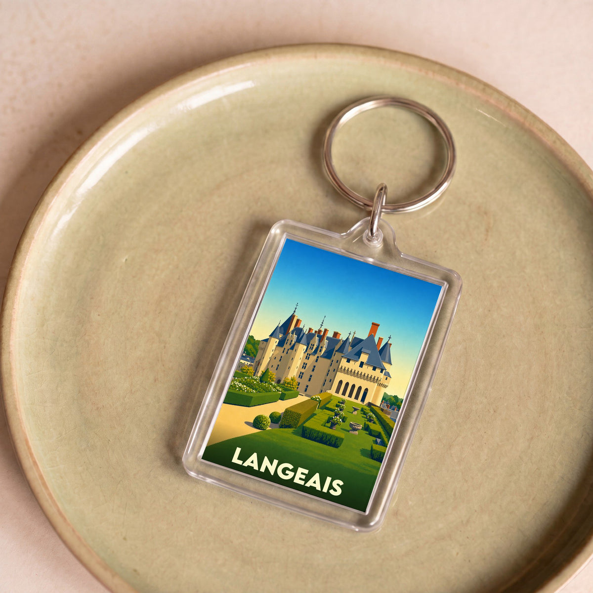 Porte-clés souvenir de la ville de Langeais avec une illustration stylisée de son château.