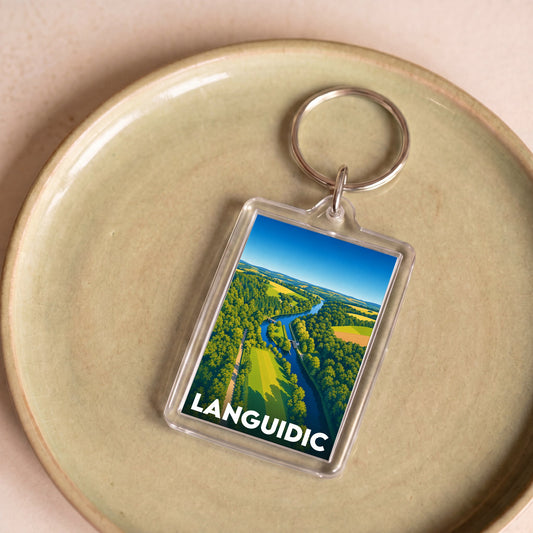 Porte-clés souvenir de la ville de Languidic avec une illustration aérienne colorée.